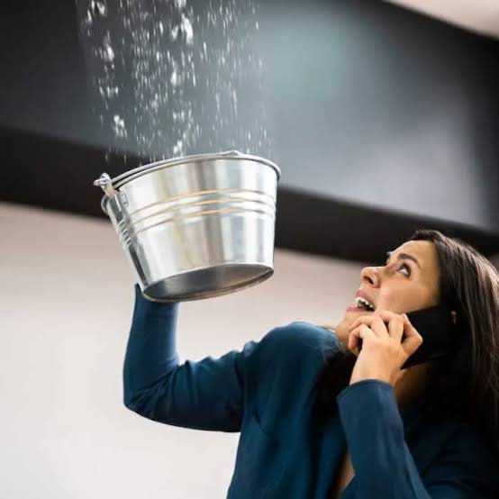 Dégâts causés par une fuite d'eau de toiture dans le 95